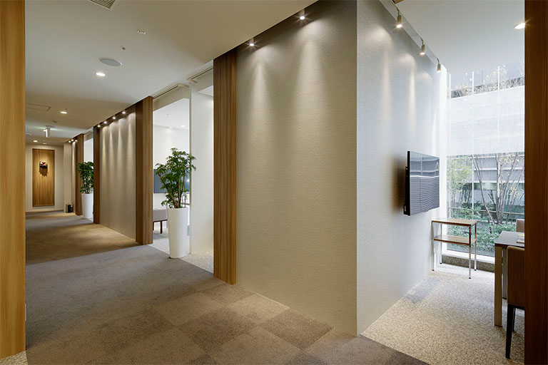 接客コーナーが明るくなるように接客は窓側へレイアウト